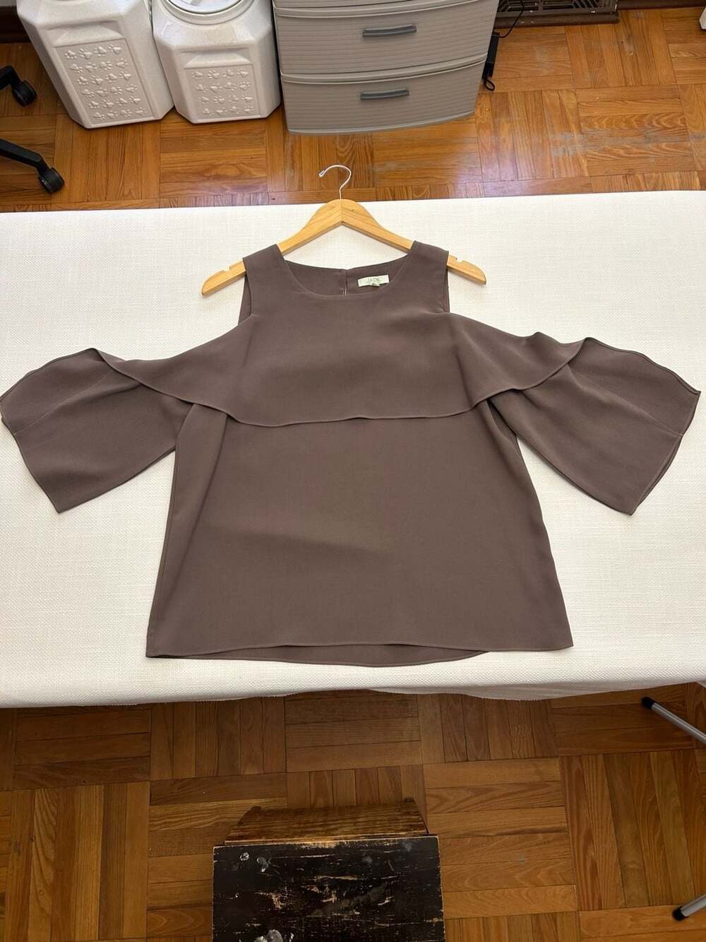 Jade Melody Tam Women's Size M Brown/Grey Cold Shoulder Ruffle Blouse